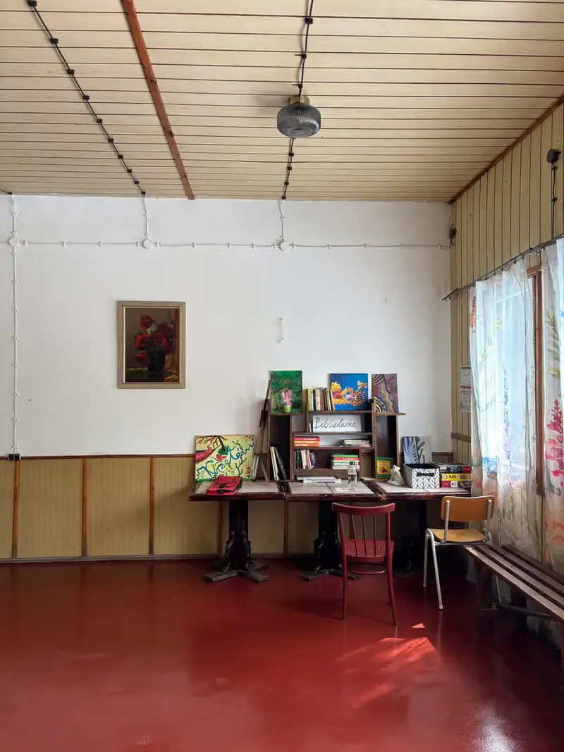 Domek z ławką
