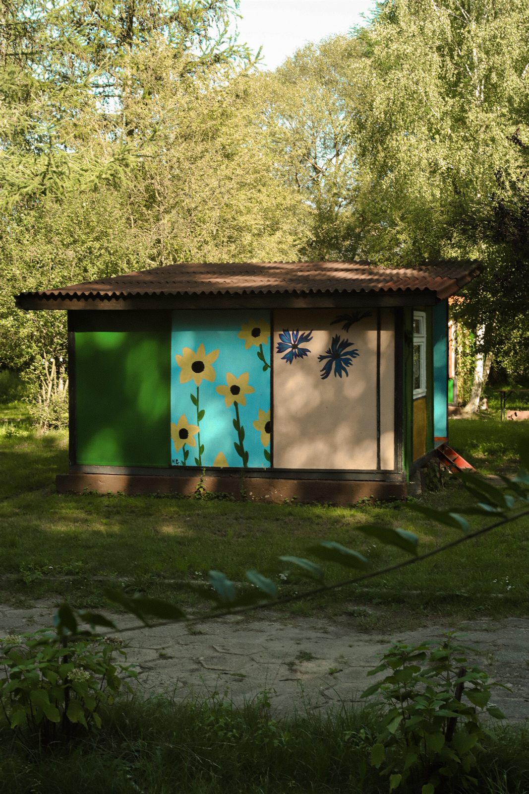 Domek z muralem w kwiaty