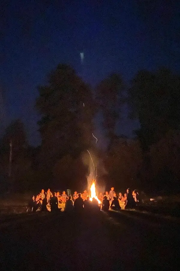 Nocne niebo nad ogniskiem w Krzętowie