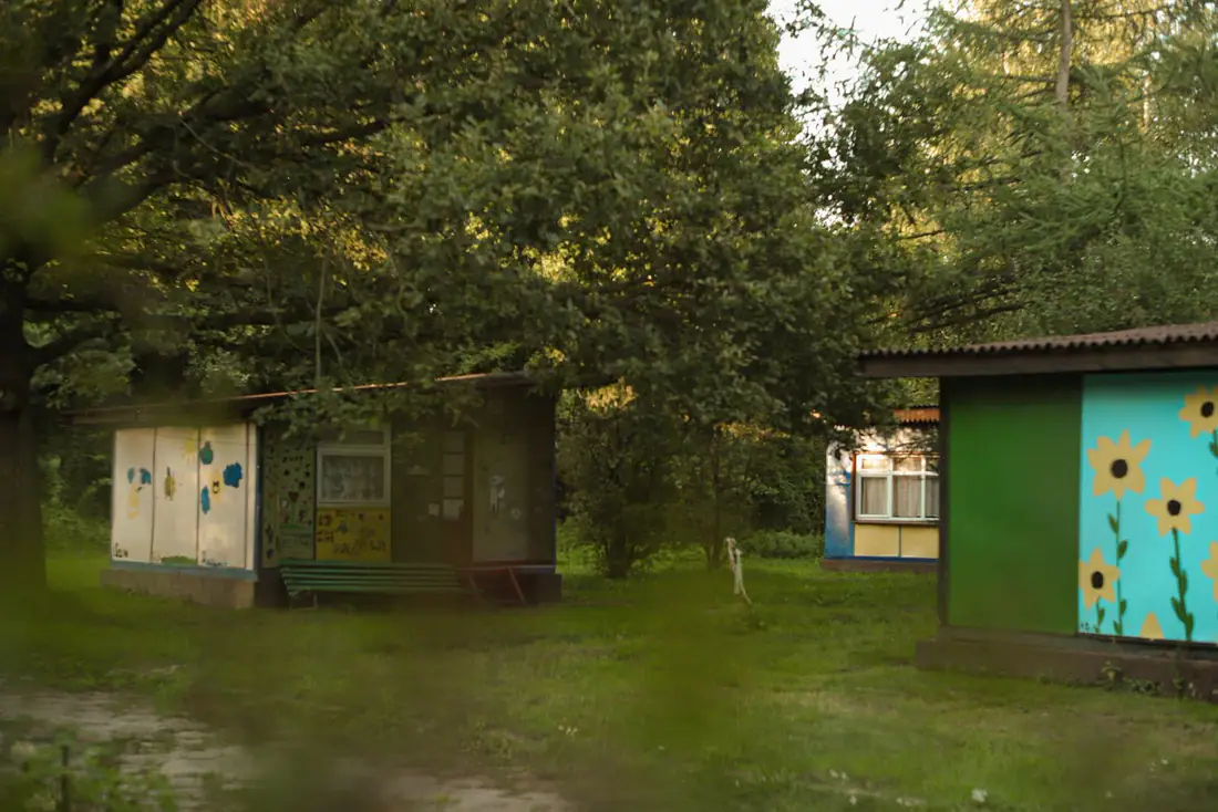 Kolorowe domki letniskowe w Krzętowie nad Pilicą