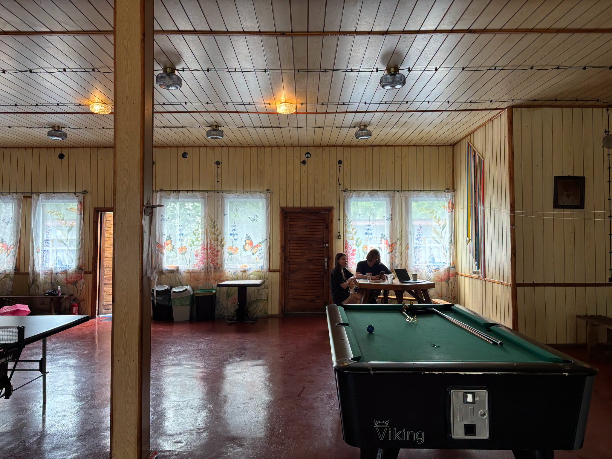 Sala warsztatowa z bilardem i ping-pongiem