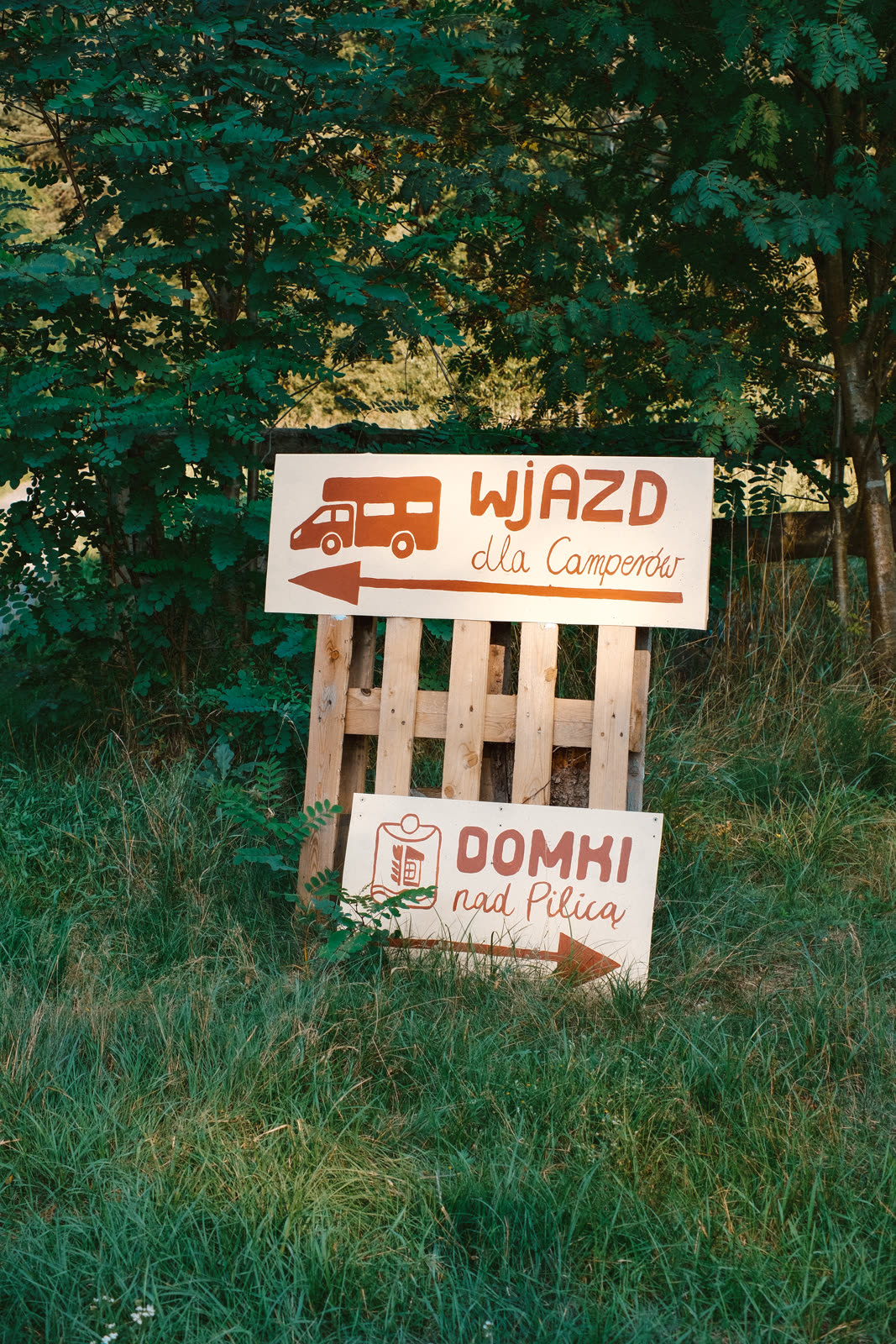 Tabliczka wjazdu na camping