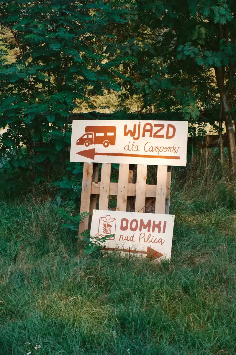 Tabliczka wjazdu na camping