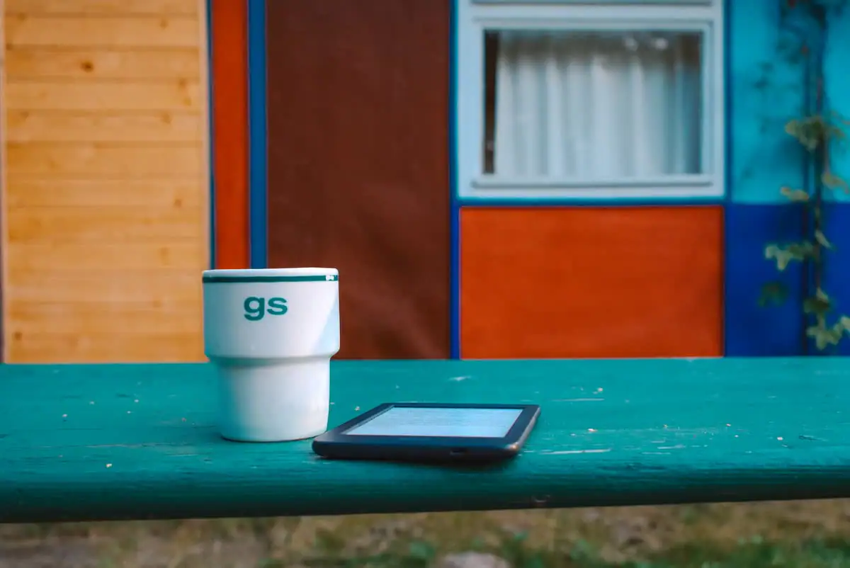 Poranek przy domku — kubek i czytnik