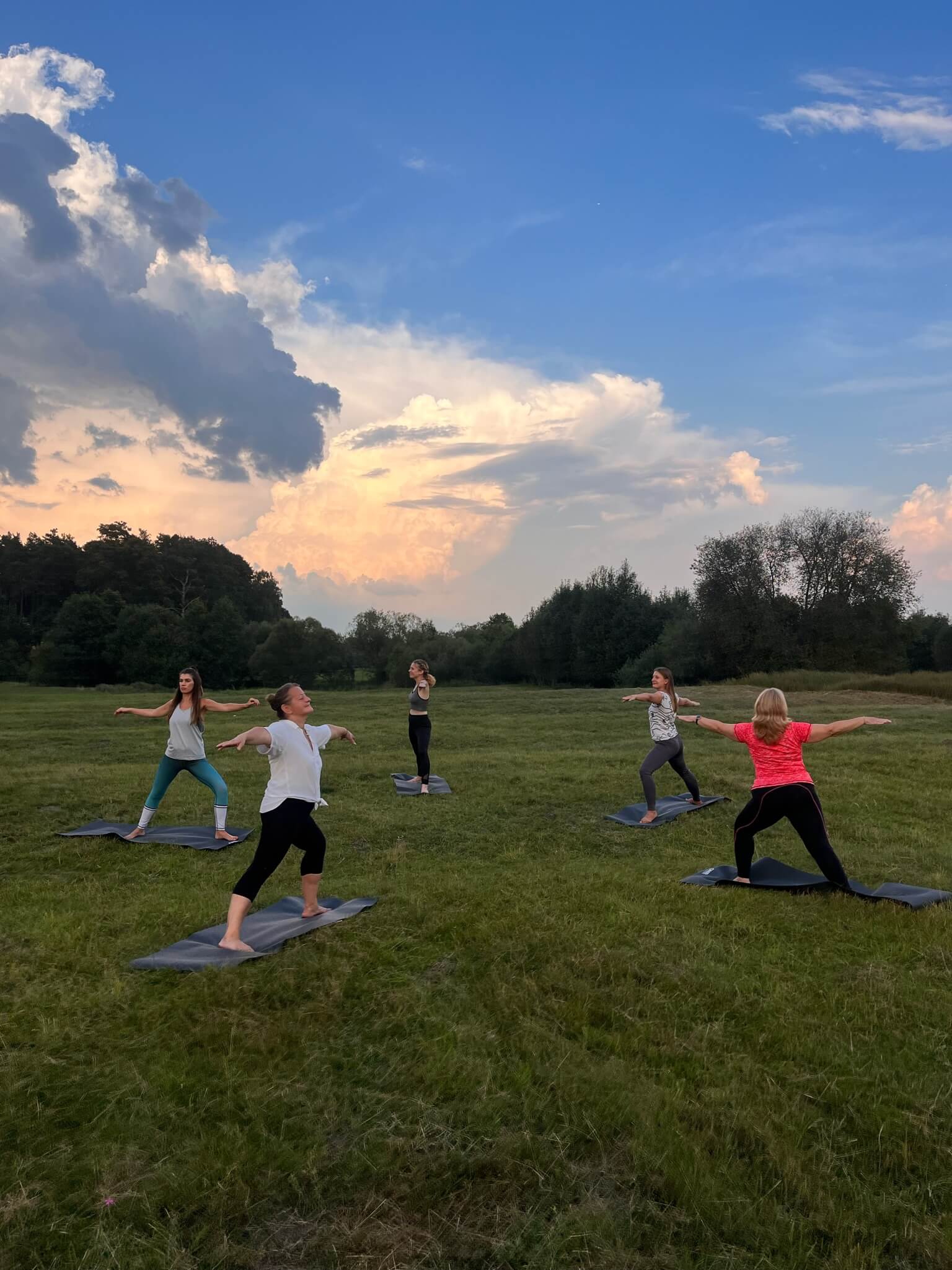Joga na łące o zachodzie słońca