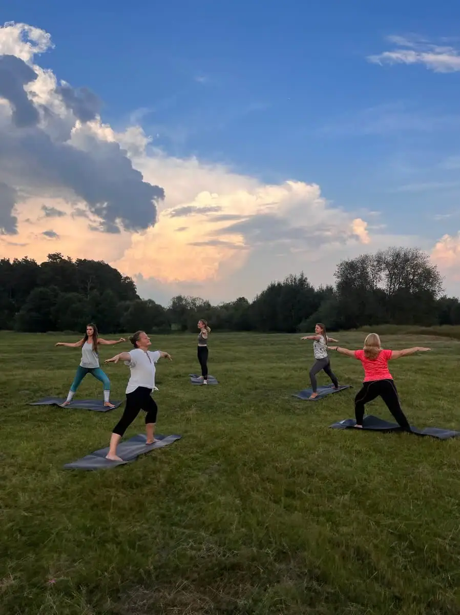Joga na łące o zachodzie słońca
