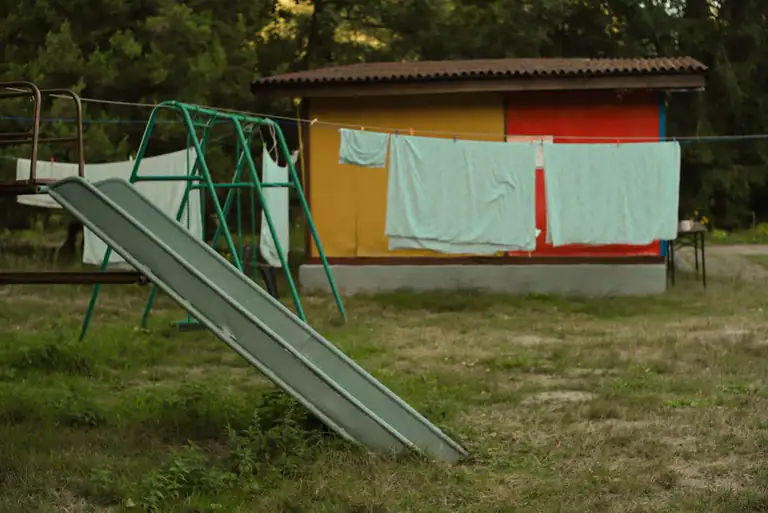 Pranie na sznurku rozwieszone między kolorowymi domkami